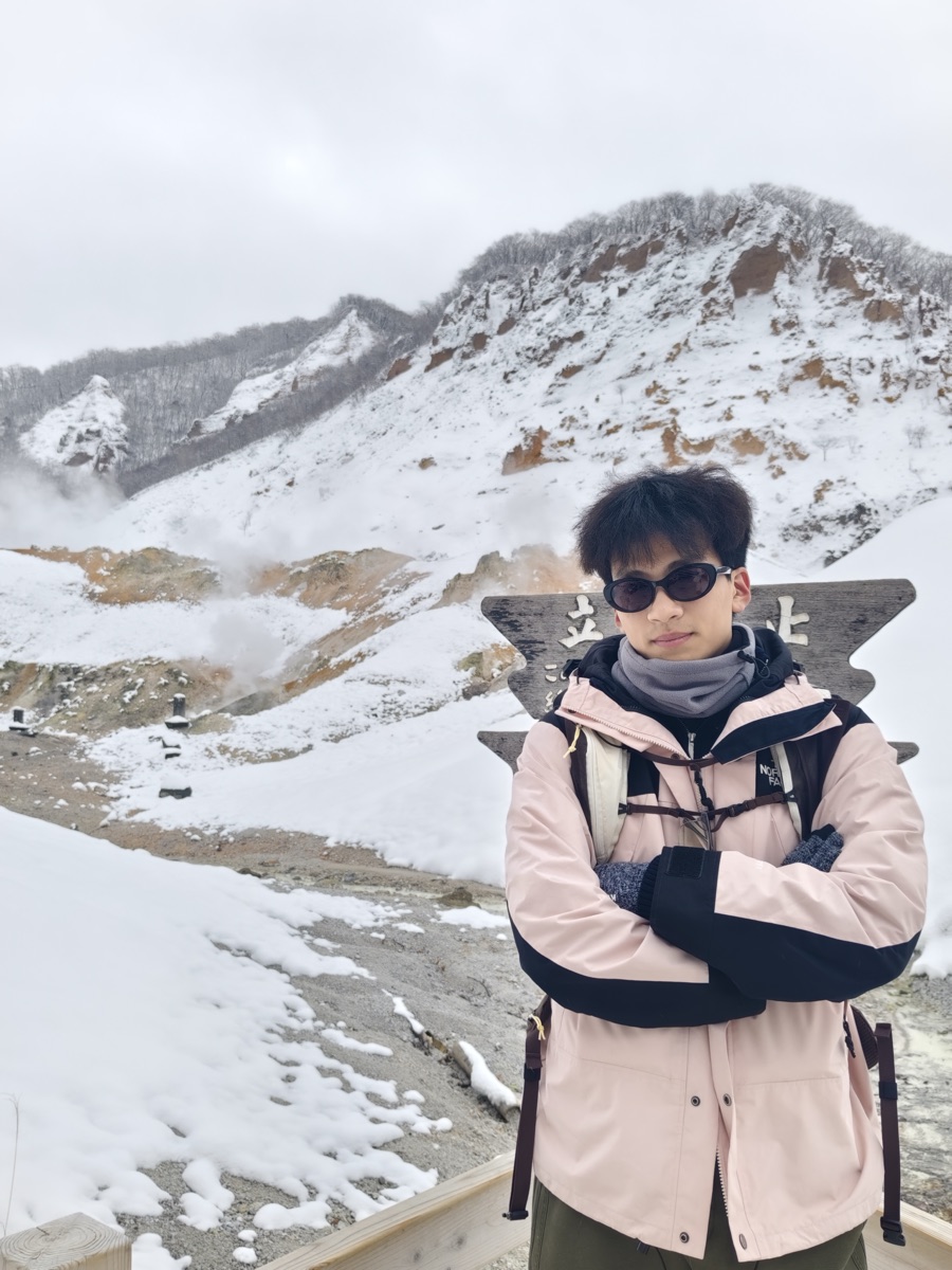 郭昊在雪山旅行时的个人照片